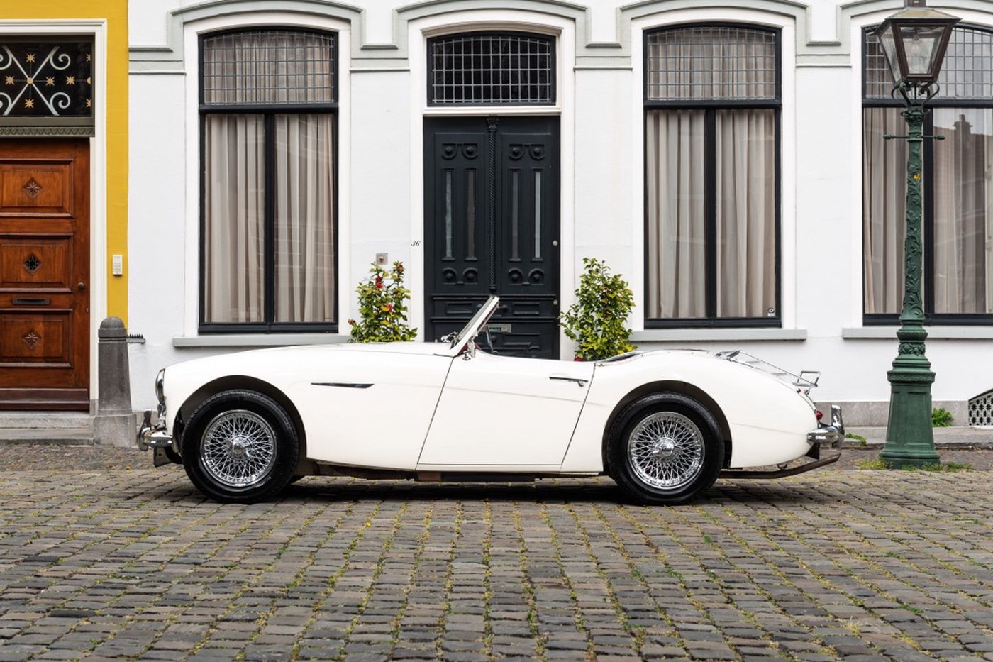 Witte Austin-Healey met spaakwielen voor een wit herenhuis — Austin-Healey 3000 verkopen