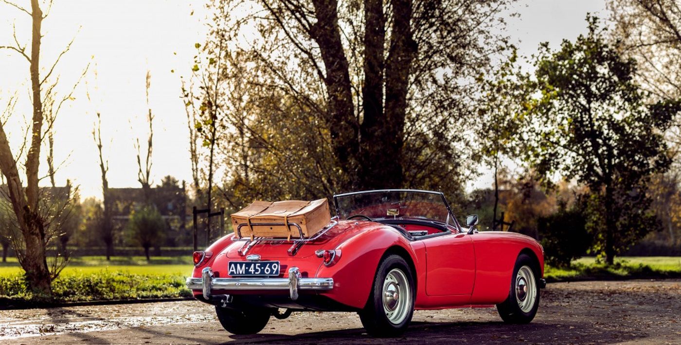 Rode MGA met een koffer op het bagagerek, van achteren gezien — MG MGB verkopen
