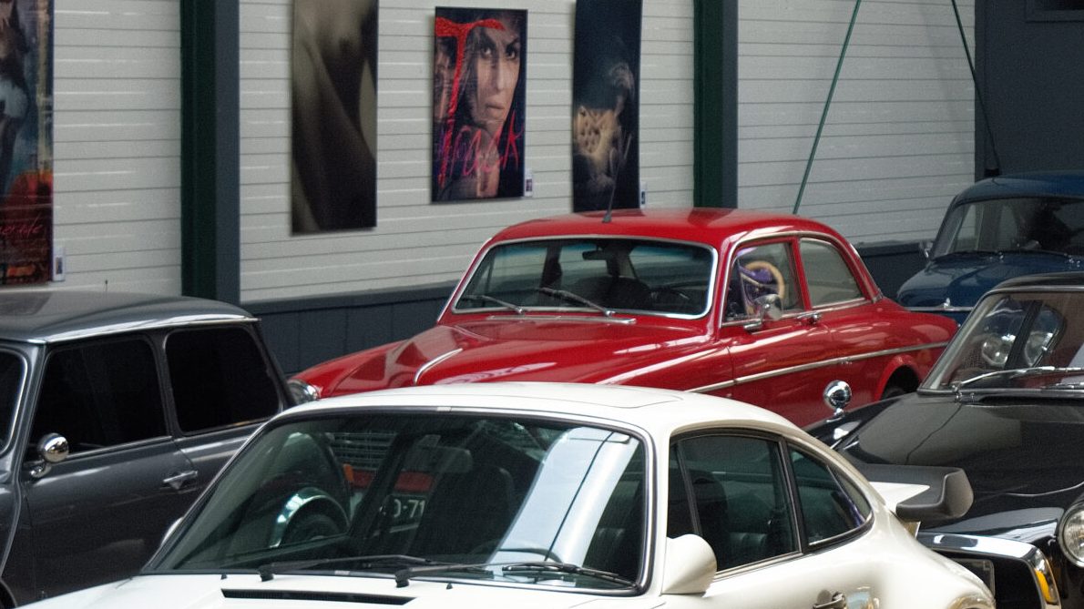 Klassieke auto's dicht naast elkaar in onze eigen hal — consignatie